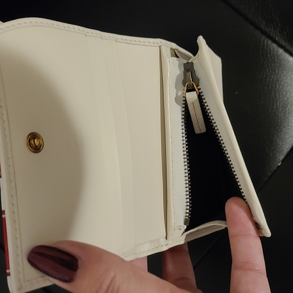 NEW AUTHENTIC GUCCI WALLET - Picture 5 of 7